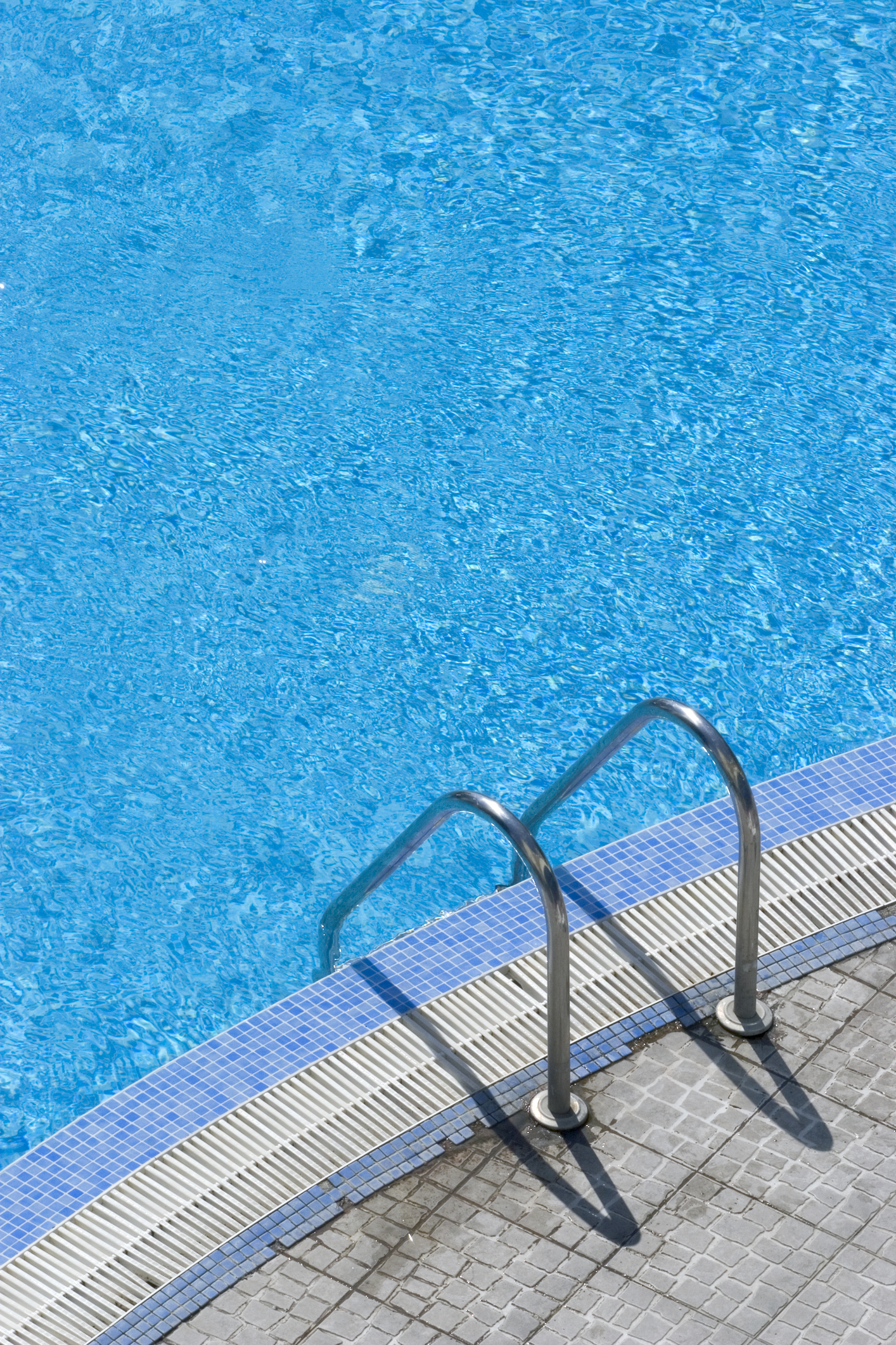 How to Keep Pool Water Warm Without Overworking the Heater